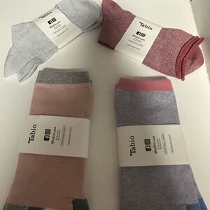 Women’s Tabio toe & lame’ crew Socks lot of four